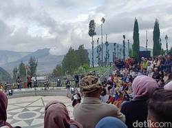 Video: Menikmati Indahnya Gunung Bromo Diiringi Pertunjukan Seni dan Musik