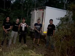 Polisi Temukan Mobil Boks Es Krim Curian dalam Hutan di PALI