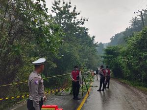Ruas Jalan Kolono-Moramo Amblas Akibat Hujan Deras, Akses Buka-Tutup Ruas Jalan Kolono-Moramo Amblas Akibat Hujan Deras, Akses Buka-Tutup