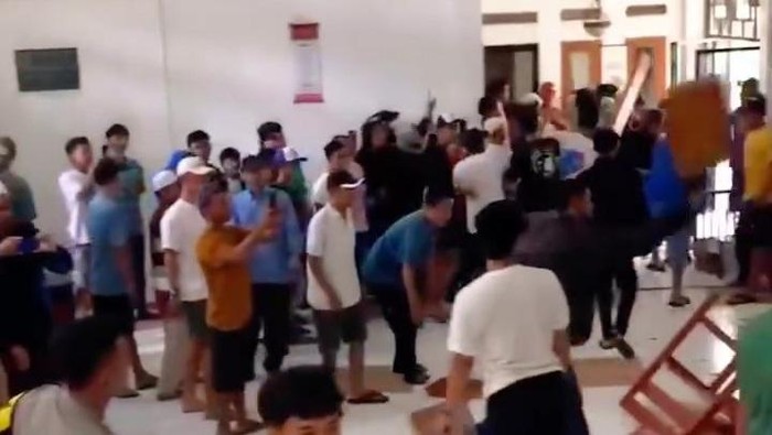 sekelompok orang disangka membubarkan acara ibadah keagamaan di Cidahu, Sukabumi (tangkapan layar) sekelompok orang disangka membubarkan acara ibadah keagamaan di Cidahu, Sukabumi (tangkapan layar)