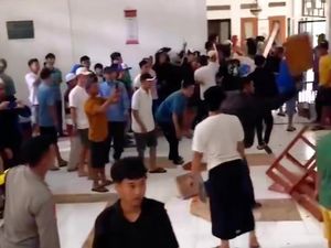 Viral Warga Bubarkan Ibadah Kristen di Sukabumi, Polisi Turun Tangan Viral Warga Bubarkan Ibadah Kristen di Sukabumi, Polisi Turun Tangan