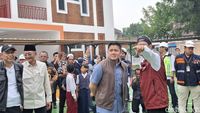 Potret Mensos Gus Ipul-Seskab Teddy Tinjau Sekolah Rakyat di Bawah Gerimis