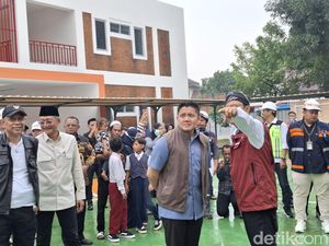 Potret Mensos Gus Ipul-Seskab Teddy Tinjau Sekolah Rakyat di Bawah Gerimis