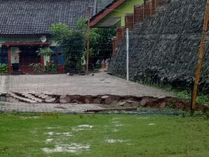 Jalan Nasional Trenggalek-Panggul Ambles, Ancam Sekolah dan Rumah Warga Jalan Nasional Trenggalek-Panggul Ambles, Ancam Sekolah dan Rumah Warga