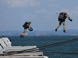 Teknologi Jet Suit Inggris Unjuk Gigi di Langit Singapura Teknologi Jet Suit Inggris Unjuk Gigi di Langit Singapura