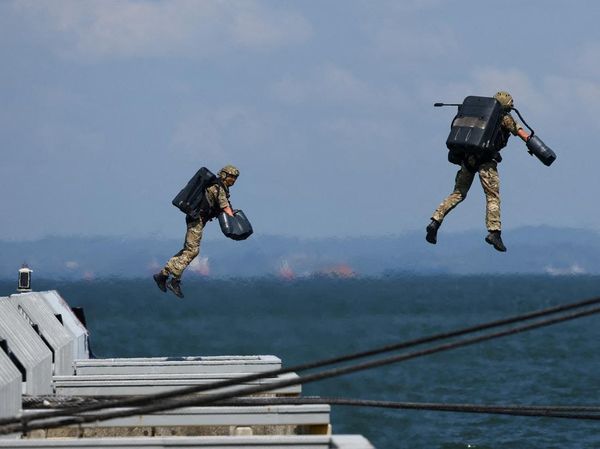 Teknologi Jet Suit Inggris Unjuk Gigi di Langit Singapura