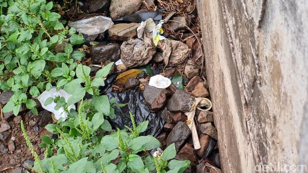 Temuan kondom hingga botol minuman keras di tembok bolong Jatinegara (Taufiq/detikcom)