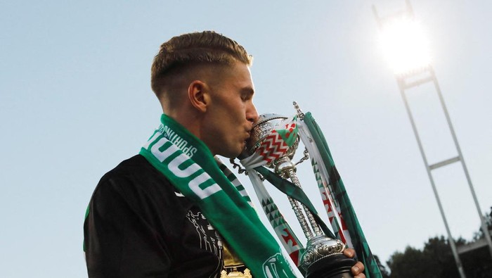 FILE PHOTO: Soccer Football - Taca de Portugal - Final - Benfica v Sporting CP - Estadio Nacional do Jamor, Lisbon, Portugal - May 25, 2025 Sporting CPs Viktor Gyokeres kisses the trophy as he celebrates after winning the Taca de Portugal REUTERS/Pedro Rocha/File Photo