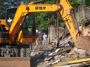Bikin Kumuh dan Macet, 130 Lapak PKL Liar di Ciawi Bogor Dibongkar Satpol PP Bikin Kumuh dan Macet, 130 Lapak PKL Liar di Ciawi Bogor Dibongkar Satpol PP