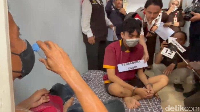Adegan rekonstruksi di saat korban meminum kopi sianida dalam permasalahan pembunuhan pacar sesama jenis di Jambi Adegan rekonstruksi di saat korban meminum kopi sianida dalam permasalahan pembunuhan pacar sesama jenis di Jambi