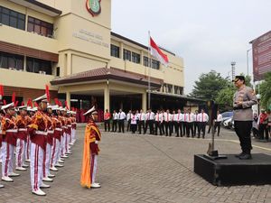 Polres Priok Sambut Hari Bhayangkara Ke-79 dengan Atraksi Pasukan Pocil