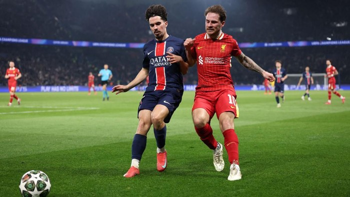 Alexis Mac Allister, Joao Neves, PSG, Liverpool PARIS, FRANCE - MARCH 05: Alexis Mac Allister of Liverpool battles with Joao Neves of PSG during the UEFA Champions League 2024/25 UEFA Champions League 2024/25 Round of 16 first leg match between Paris Saint-Germain and Liverpool FC at Parc des Princes on March 05, 2025 in Paris, France. (Photo by Julian Finney/Getty Images)