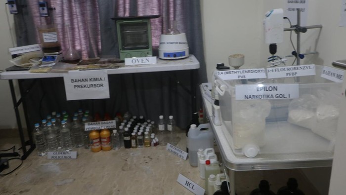 Apartemen yang dijadikan pabrik vape liquid.