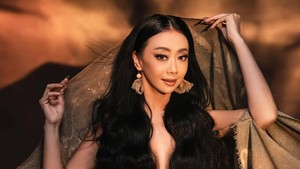 Potret Asri Welas Tampil Seksi dengan Dada Hanya Ditutupi Rambut