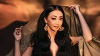 Potret Asri Welas Tampil Seksi dengan Dada Hanya Ditutupi Rambut