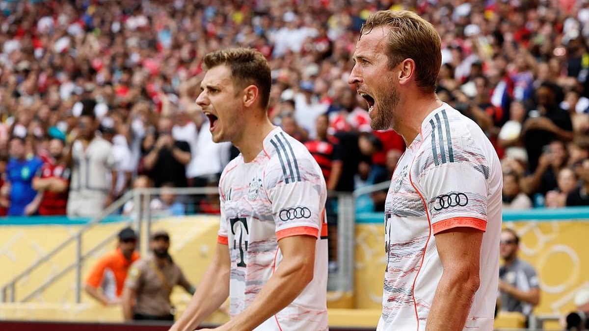 Josip Stanisic (kiri) dan Harry Kane merayakan gol ke gawang Flamengo. Foto: Getty Images/Richard Sellers/Allstar