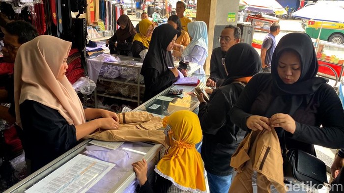 Berburu Seragam Sejumlah warga menyerbu toko seragam di tempat Kosambi Bandung, Senin (30/6/2025). Aktivitas ini dijalankan menjelang tahun anutan baru.