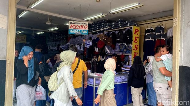Sejumlah warga menyerbu toko seragam di tempat Kosambi Bandung, Senin (30/6/2025). Aktivitas ini dijalankan menjelang tahun anutan baru.