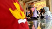 Potret Toko Seragam Sekolah di Kosambi Bandung Diserbu Emak-emakK