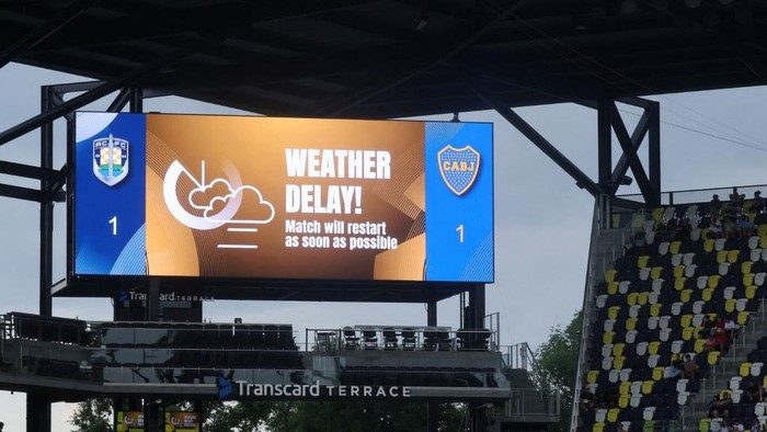 Boca Juniors Auckland City NASHVILLE, TENNESSEE - JUNE 24: A weather delay is seen on the LED screen during the FIFA Club World Cup 2025 group C match between Auckland City FC and CA Boca Juniors at GEODIS Park on June 24, 2025 in Nashville, Tennessee. Alex Grimm/Getty Images/AFP (Photo by ALEX GRIMM / GETTY IMAGES NORTH AMERICA / Getty Images via AFP)
