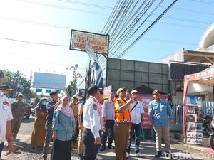 Kabel Jaringan Semrawut Bikin Kumuh Jalan Tuparev Cirebon