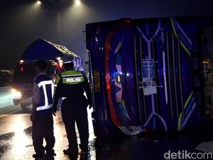 Suasana Horor Saat Bus Peziarah Terguling di Tol Cipularang Suasana Horor Saat Bus Peziarah Terguling di Tol Cipularang