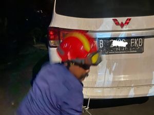 Mobil Terperosok ke Jurang di Puncak Bogor, Damkar Lakukan Evakuasi Mobil Terperosok ke Jurang di Puncak Bogor, Damkar Lakukan Evakuasi