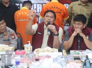Polda Kepri Tangkap Diduga Petugas KSOP Terkait Narkoba Polda Kepri Tangkap Diduga Petugas KSOP Terkait Narkoba