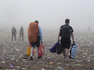 Festival Glastonbury 2025 di Inggris Tinggalkan Banyak Sampah Festival Glastonbury 2025 di Inggris Tinggalkan Banyak Sampah