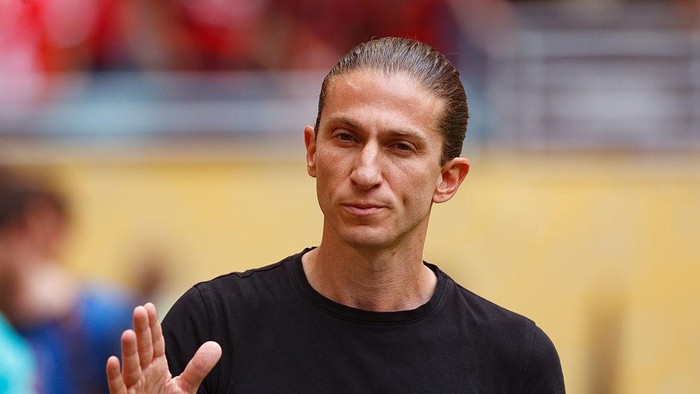 MIAMI GARDENS, FLORIDA - JUNE 29: Head Coach Filipe Luis of CR Flamengo looks on prior to the FIFA Club World Cup 2025 round of 16 match between CR Flamengo and FC Bayern München at Hard Rock Stadium on June 29, 2025 in Miami Gardens, Florida. (Photo by Martín Fonseca/Eurasia Sport Images/Getty Images)