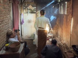 Viral Foto Pernikahan di Dapur Rumah Berlantai Tanah, Hasilnya Bikin Takjub Viral Foto Pernikahan di Dapur Rumah Berlantai Tanah, Hasilnya Bikin Takjub