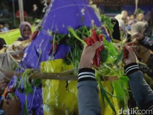 Buk-Buk Bumeh Bulen Sorah, Selamatan Bumi Setiap Suro di Probolinggo Buk-Buk Bumeh Bulen Sorah, Selamatan Bumi Setiap Suro di Probolinggo