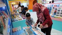 Jelang Tahun Ajaran Baru, Warga Ramai Cari Alat Tulis Sekolah