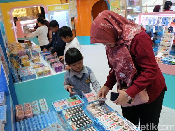 Jelang Tahun Ajaran Baru, Warga Ramai Cari Alat Tulis Sekolah