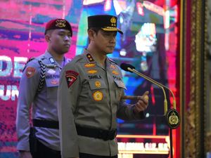Kapolda Bali Pimpin Upacara Kenaikan Pangkat Puluhan Personel