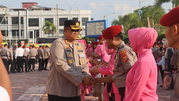 Kapolres Dumai AKBP Hardi Dinata menyodorkan peningkatan pangkat yaitu amanh yang mesti dijaga. Total ada 49 personel naik pangkat jelang HUT Bhayangkara, pada Senin (30/6/2025).