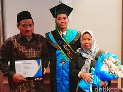 Modal Cangkul, Kaman Antar Anak Lulus Cum Laude dari UBP Karawang