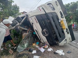 Truk Vs Mopen di Simalungun, 1 Tewas-4 Luka Truk Vs Mopen di Simalungun, 1 Tewas-4 Luka
