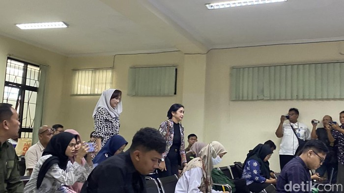 Kepala Bapenda Kota Semarang, Indriyasari (berhijab) dihadirkan dalam sidang masalah praduga korupsi Eks Walkot Semarang, Hevearita Gunaryanti Rahayu dan suaminya, Alwin Basri selaku saksi di Pengadilan Tipikor Semarang, Kecamatan Semarang Barat, Senin (30/6/2025). Kepala Bapenda Kota Semarang, Indriyasari (berhijab) dihadirkan dalam sidang masalah praduga korupsi Eks Walkot Semarang, Hevearita Gunaryanti Rahayu dan suaminya, Alwin Basri selaku saksi di Pengadilan Tipikor Semarang, Kecamatan Semarang Barat, Senin (30/6/2025).