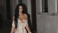 7 Gaya Kim Kardashian Dikritik bak Penunggu Rumah Bordil, Terlalu Seksi