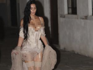 7 Gaya Kim Kardashian Dikritik bak Penunggu Rumah Bordil, Terlalu Seksi