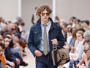 Tips Styling Dasi untuk Gaya Kasual, Diprediksi Jadi Tren Fashion 2026