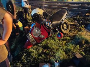 Pengendara Motor Tertemper KA di Lamongan, Alami Patah Kaki Pengendara Motor Tertemper KA di Lamongan, Alami Patah Kaki
