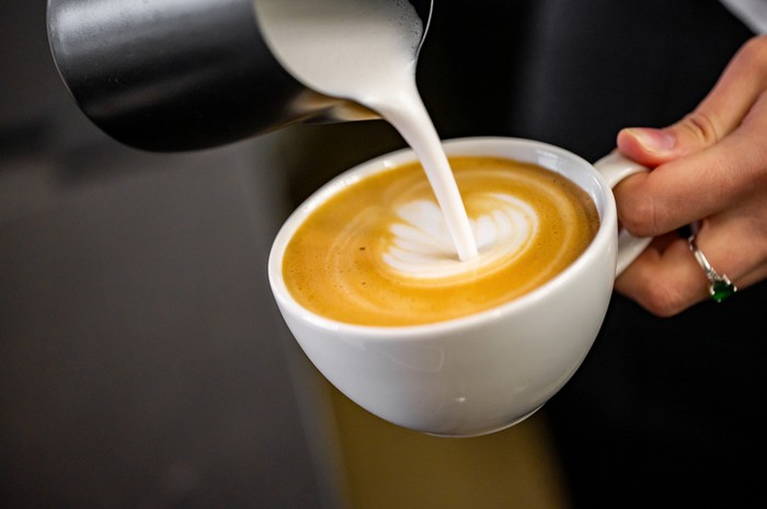 Kopi susu Kopi susu bisa menggunakan susu rendah lemak atau full lemak.