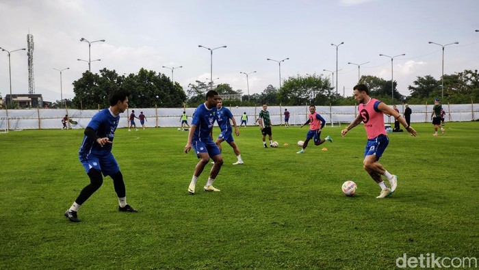 Lapangan pendamping Persib Bandung Persib latihan di lapangan pendamping di Stadion Gelora Bandung Lautan Api, Senin (30/6/2025) Tantangan Adaptasi Persib