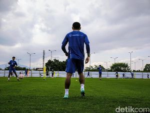 Bojan Hodak Nilai Rumput Lapangan Latihan Persib Belum Ideal