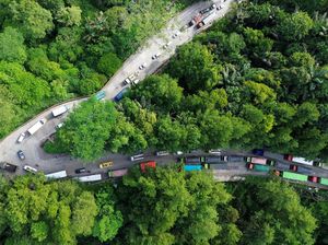 Macet 4 Kilometer di Sitinjau Lauik! Truk Mogok Bikin Jalur Padang Lumpuh Macet 4 Kilometer di Sitinjau Lauik! Truk Mogok Bikin Jalur Padang Lumpuh