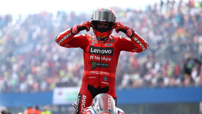 Selebrasi pacu jalur Marc Marquez usai menangi MotoGP Jerman 2025 (REUTERS/Yves Herman) Selebrasi pacu jalur Marc Marquez usai menangi MotoGP Jerman 2025 (REUTERS/Yves Herman)