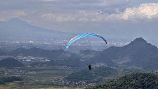 Melayang di Atas Cihampelas, Wisata Paralayang Bandung Barat Makin Diminati
