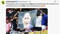 Di Stadion Mercedes-Benz, fans rival Inter Miami memamerkan banner olok-olok kepada Messi. (Foto: Dok. Twitter/@OneFootball)